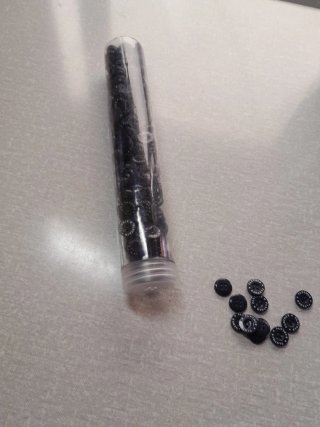 Tubo de botones negros