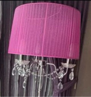Lámpara de pie rosa con cristales