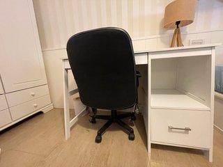 Escritorio blanco con cajón y ruedas