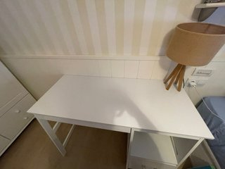 Escritorio blanco con cajón y ruedas