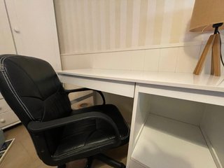 Escritorio blanco con cajón y ruedas