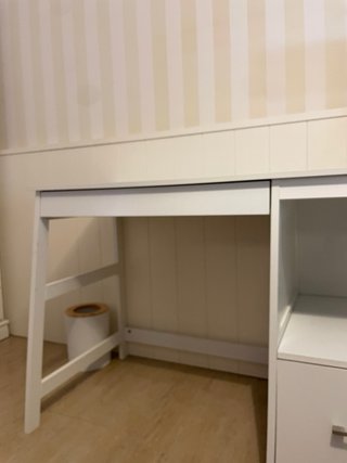 Escritorio blanco con cajón y ruedas