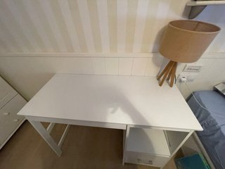 Escritorio blanco con cajón y ruedas