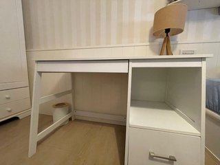 Escritorio blanco con cajón y ruedas
