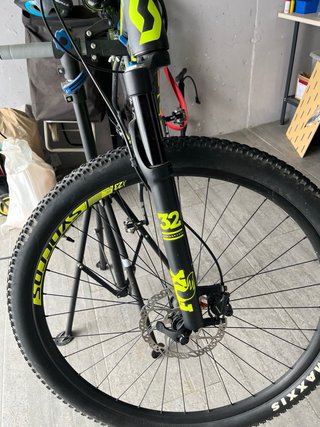Bicicleta MTB Scott Scale Negra y Amarilla