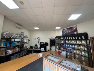 Alquiler taller, tienda recambio y compraventa v.o
