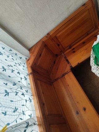 Banco esquinero de madera