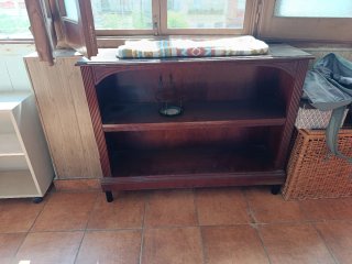 Mueble de madera marrón