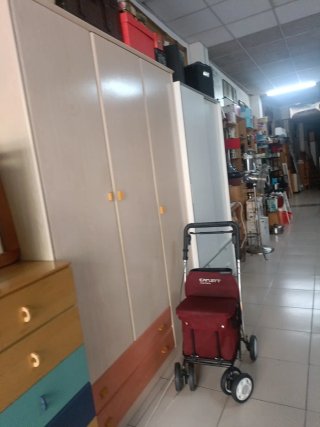Mesa plegable blanca y silla roja