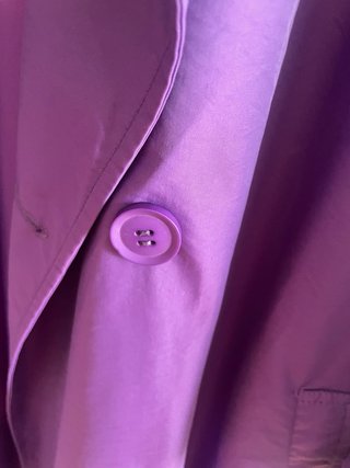 Gabardina morada con cinturón