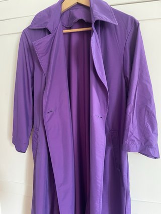 Gabardina morada con cinturón