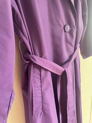Gabardina morada con cinturón