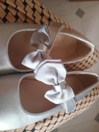 Zapatos plateados niña con lazo