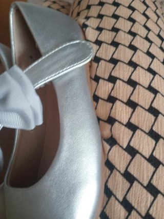 Zapatos plateados niña con lazo