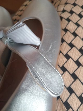 Zapatos plateados niña con lazo