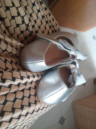 Zapatos plateados niña con lazo