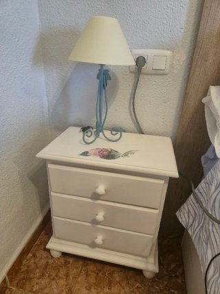 Mesita de noche blanca con cajones