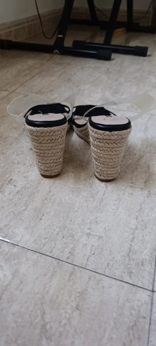 Sandalias cuña negras con tiras transparentes