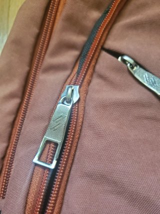 Mochila Skybags marrón multicompartimentos