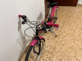 Bicicleta infantil rosa y negra