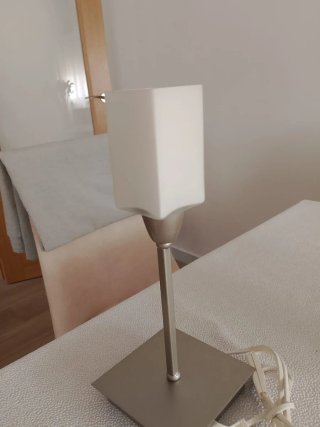 Lámpara de mesa moderna