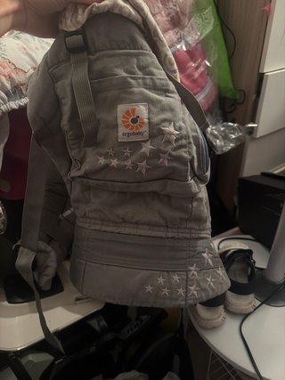 Mochila Ergobaby estrellas gris