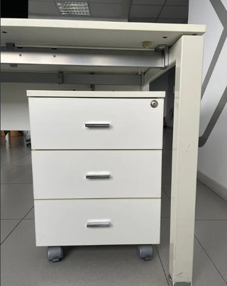 Mesa y silla de oficina blanca
