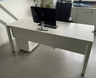 Mesa y silla de oficina blanca