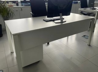 Mesa y silla de oficina blanca