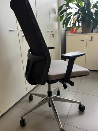 Mesa y silla de oficina blanca