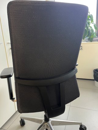 Silla de estudio negra y plateada