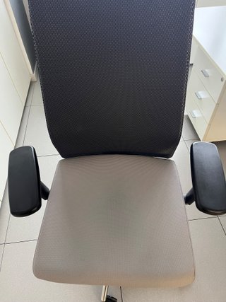 Silla de estudio negra y plateada