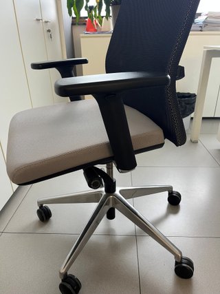 Silla de estudio negra y plateada