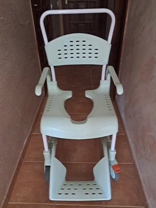 Silla de ducha con ruedas Etac