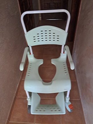 Silla de ducha con ruedas Etac