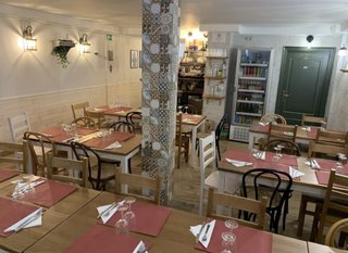 Mesas, sillas y taburetes para bar o hogar