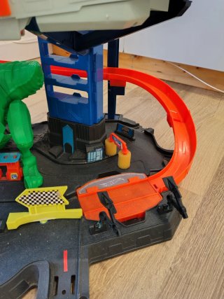 Parking Hot Wheels Ultimate Garage