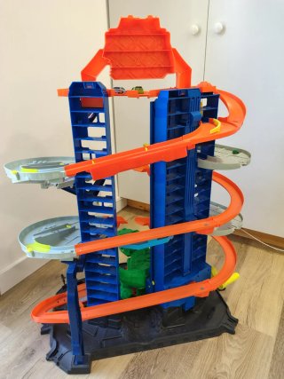 Parking Hot Wheels Ultimate Garage