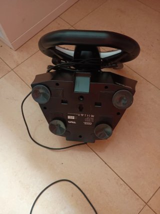 Volante Logitech con pedali per PS4