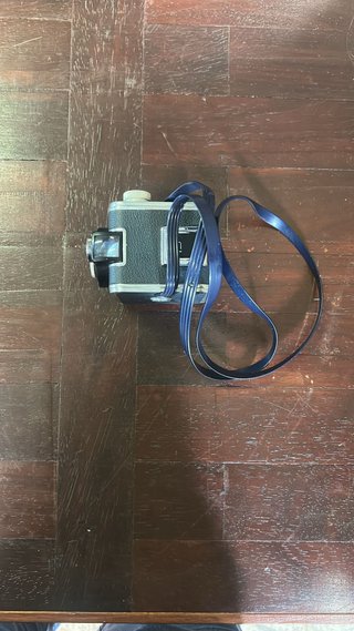 Macchina fotografica vintage nera e blu
