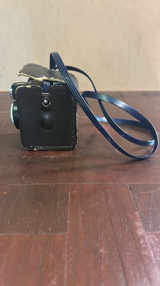 Macchina fotografica vintage nera e blu
