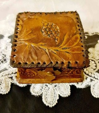 Antico cofanetto in pelle lavorata