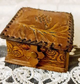 Antico cofanetto in pelle lavorata