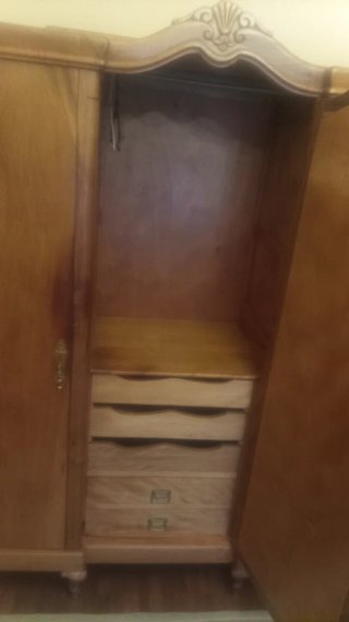 Armario de madera con espejo