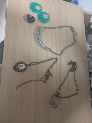 Lote de bisutería: collares y pendientes