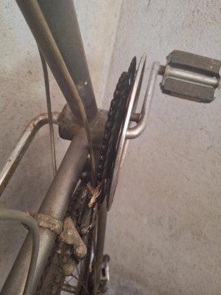 Bicicleta para reparar o piezas
