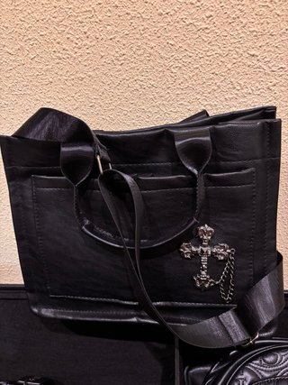 Bolso de mano negro con aplique de cruz