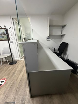 Mostrador recepción con mampara cristal