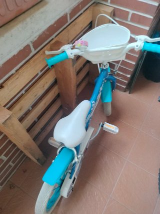 Bicicleta infantil azul y blanca