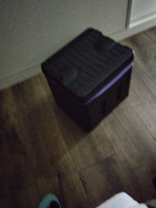Cubo de plástico negro y morado